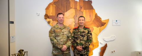 Le général Dagvin R.M. Anderson, commandant du Commandement des États-Unis pour l'Afrique (US AFRICOM), et le général Mohammed Berrid, inspecteur général des FAR et commandant de la zone sud.