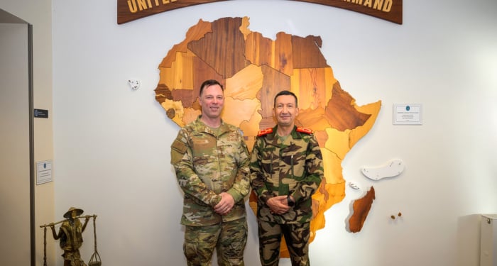 Le général Dagvin R.M. Anderson, commandant du Commandement des États-Unis pour l'Afrique (US AFRICOM), et le général Mohammed Berrid, inspecteur général des FAR et commandant de la zone sud.