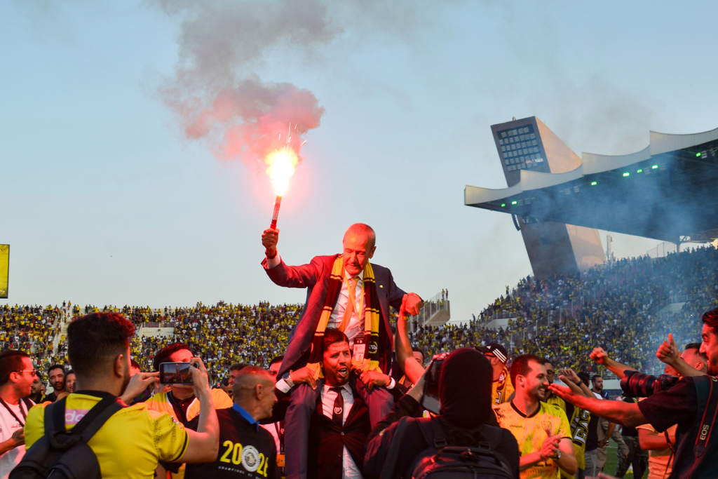 Le président du MAS de Fès porté en triomphe après la sacre de son équipe, championne du Maroc.
