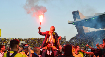Le président du MAS de Fès porté en triomphe après la sacre de son équipe, championne du Maroc.