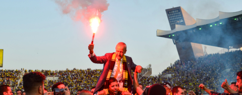 Le président du MAS de Fès porté en triomphe après la sacre de son équipe, championne du Maroc.