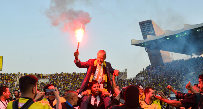 Le président du MAS de Fès porté en triomphe après la sacre de son équipe, championne du Maroc.