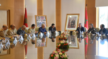 Lors de la signature de l'accord relatif à la participation du Maroc à la Force internationale de stabilisation (ISF) à Gaza, le 15 juillet 2026 à Rabat, en présence de Nasser Bourita, ministre des Affaires étrangères, et de Abdeltif Loudyi, ministre délégué auprès du Chef du gouvernement chargé de l'Administration de la défense nationale.