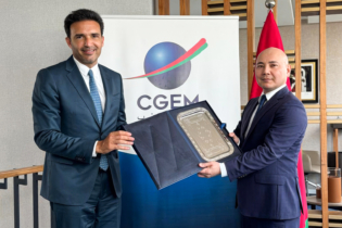 Mehdi Tazi, président de la CGEM, et Alibek Kuantyrov, vice-ministre kazakh des Affaires étrangères, le mardi 21 juillet, au siège de la CGEM à Casablanca.
