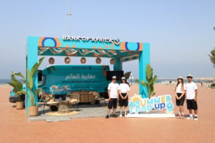 Un espace bancaire éphémère « Summer Pop Up », installé sur la corniche d'Agadir dans le cadre de la campagne estivale de Bank of Africa à destination des Marocains du monde.