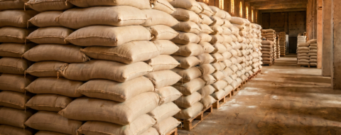 Des sacs de farine stockés dans un entrepôt.