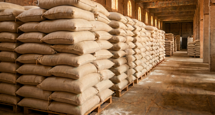 Des sacs de farine stockés dans un entrepôt.