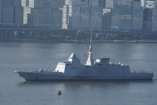 La frégate Mohammed VI de la Marine royale sur l’Hudson, à New York, lors de l’International Naval Review 250 organisée à l’occasion du 250e anniversaire des États-Unis. Crédit : DR