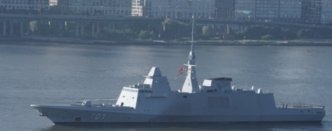 La frégate Mohammed VI de la Marine royale sur l’Hudson, à New York, lors de l’International Naval Review 250 organisée à l’occasion du 250e anniversaire des États-Unis. Crédit : DR