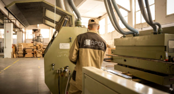 Un opérateur dans une unité industrielle d'Inapco.
