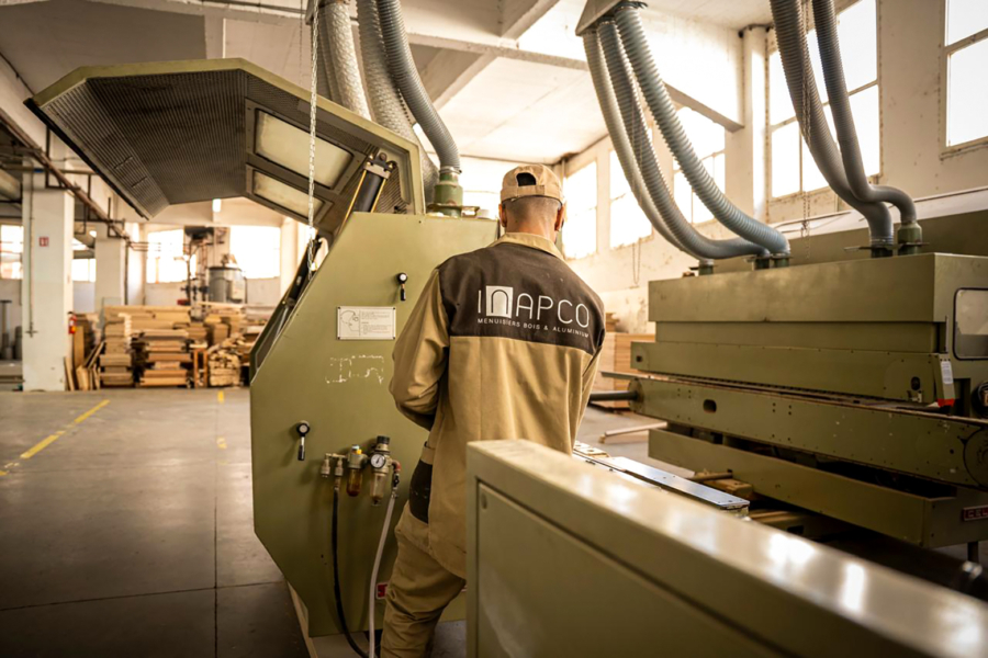 Un opérateur dans une unité industrielle d'Inapco.