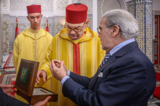 Abdellatif Jouahri, wali de Bank Al‑Maghrib, présentant au roi Mohammed VI le rapport annuel de la Banque centrale au titre de l'exercice 2025, le 20 juillet 2026 au Palais royal de Tétouan.
