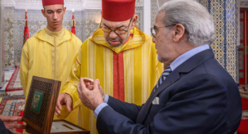 Abdellatif Jouahri, wali de Bank Al‑Maghrib, présentant au roi Mohammed VI le rapport annuel de la Banque centrale au titre de l'exercice 2025, le 20 juillet 2026 au Palais royal de Tétouan.
