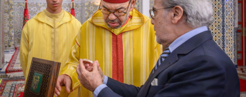 Abdellatif Jouahri, wali de Bank Al‑Maghrib, présentant au roi Mohammed VI le rapport annuel de la Banque centrale au titre de l'exercice 2025, le 20 juillet 2026 au Palais royal de Tétouan.