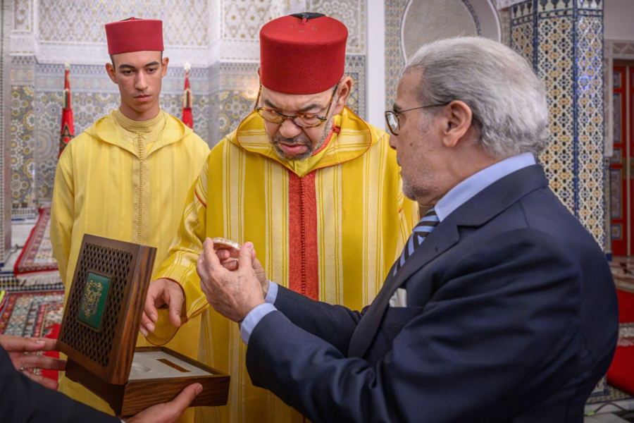 Abdellatif Jouahri, wali de Bank Al‑Maghrib, présentant au roi Mohammed VI le rapport annuel de la Banque centrale au titre de l'exercice 2025, le 20 juillet 2026 au Palais royal de Tétouan.