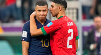 Kylian Mbappé et Achraf Hakimi, lors de la demi-finale du Mondial 2022, opposant les Lions de l'Atlas à l'équipe de France.