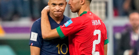Kylian Mbappé et Achraf Hakimi, lors de la demi-finale du Mondial 2022, opposant les Lions de l'Atlas à l'équipe de France.