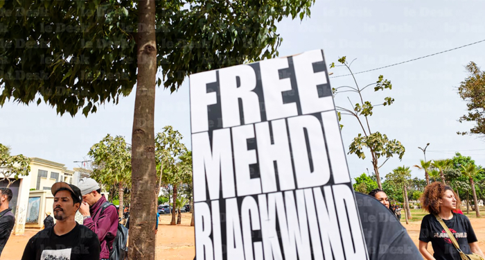 Lors d'une manifestation réclamant la libération d'El Mahdi Lyoubi, de son nom d'artiste Mehdi Black Wind, devant le tribunal de première instance de Aïn Sebaâ, à Casablanca, le 22 juillet 2026.