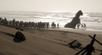 Une scène du film  L'Odyssée , filmée sur une plage d'Essaouira