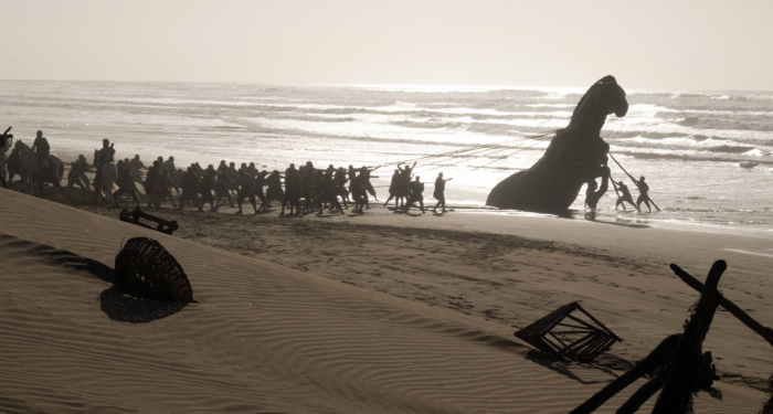 Une scène du film  L'Odyssée , filmée sur une plage d'Essaouira