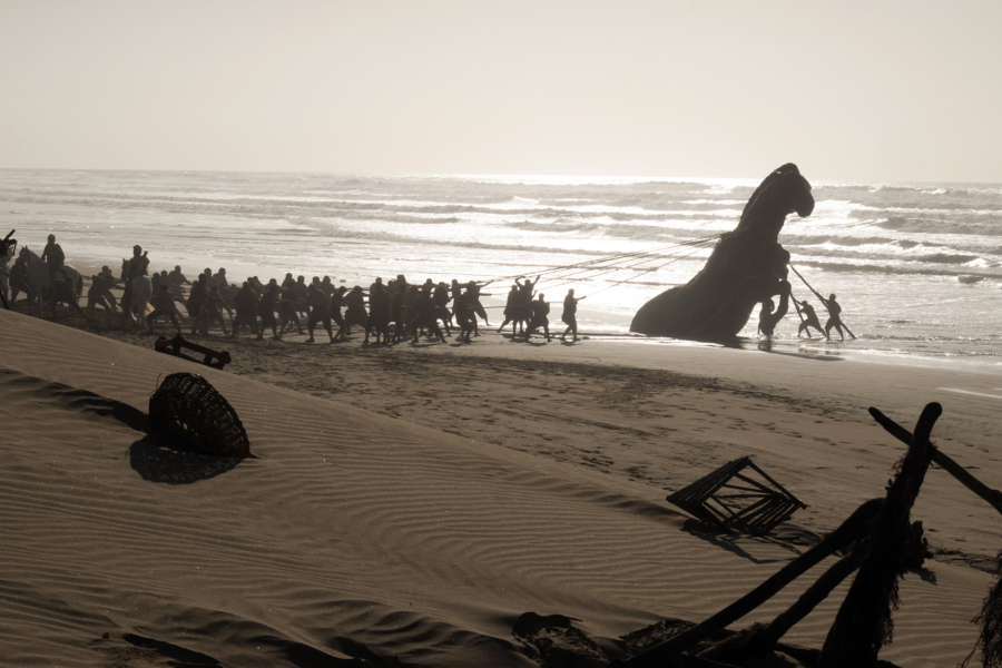 Une scène du film  L'Odyssée , filmée sur une plage d'Essaouira