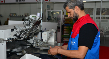 Un machiniste dans l'industrie textile