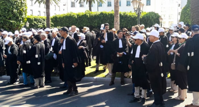Des avocats participant au sit-in organisé à l’appel de l’ABAM devant le Parlement, le 6 juillet 2026 à Rabat.