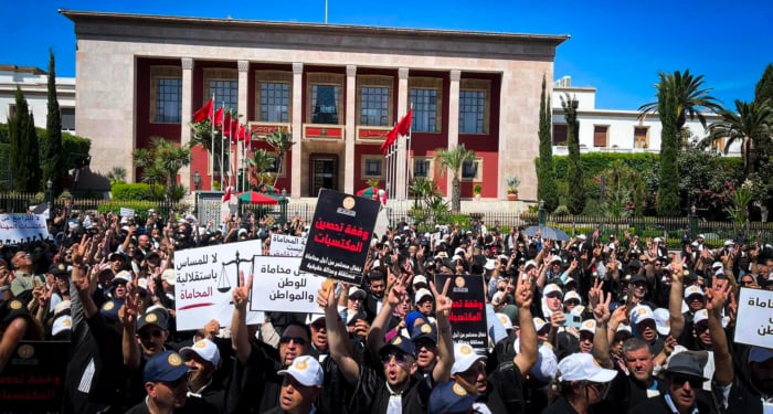 Lors du sit-in tenu par les avocats devant le Parlement, le 6 juillet 2026, en protestation contre le projet de loi organisation la profession.