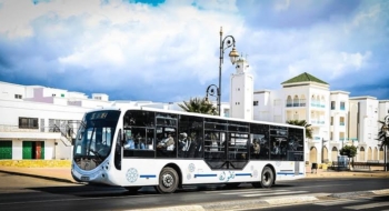 Un autobus assurant le transport urbain à Tétouan.